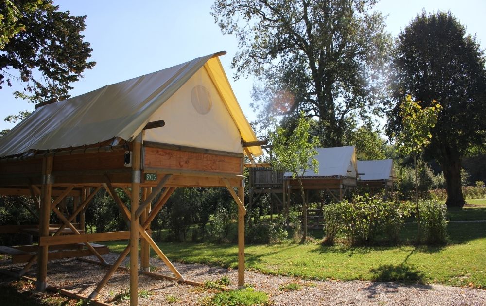 Camping-insolitre-avec-piscine-en-Baie-de-Somme-Camping-Residentiel-avec-piscine-en-Baie-de-Somme-Camping-Clos-Cacheleux-tente-perchee-1 Tente perchée Familiale