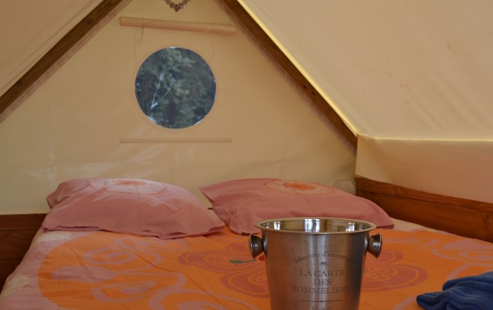 Camping-insolitre-avec-piscine-en-Baie-de-Somme-Camping-Residentiel-avec-piscine-en-Baie-de-Somme-Camping-Clos-Cacheleux-tente-perchee-2 Tente perchée Familiale