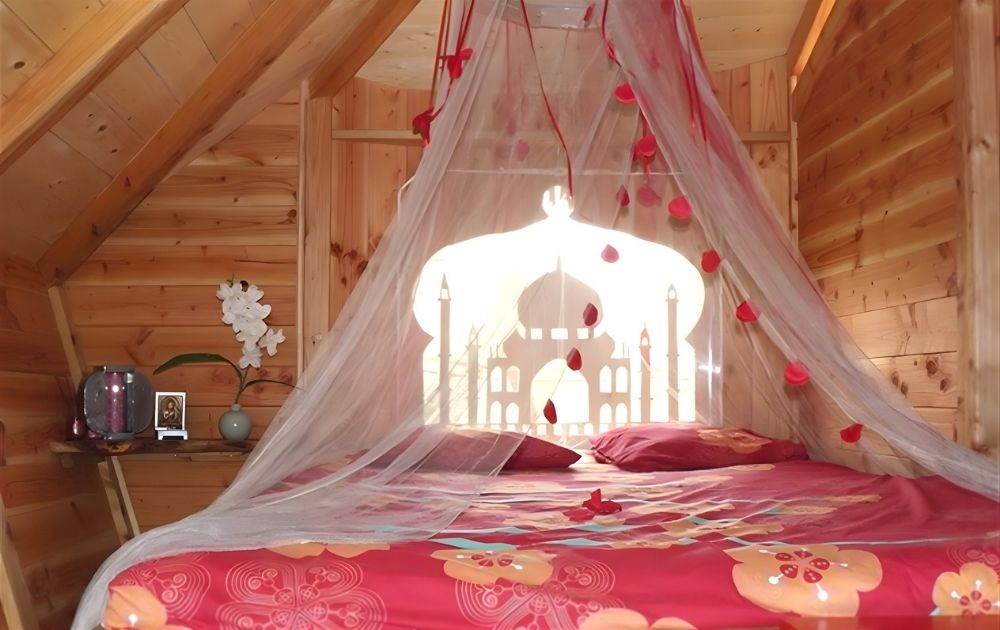 Camping-insolitre-avec-piscine-en-Baie-de-Somme-Camping-Residentiel-avec-piscine-en-Baie-de-Somme-Camping-Clos-Cacheleux-cabane-retour-orient-1 Cabane romantique retour d’Orient