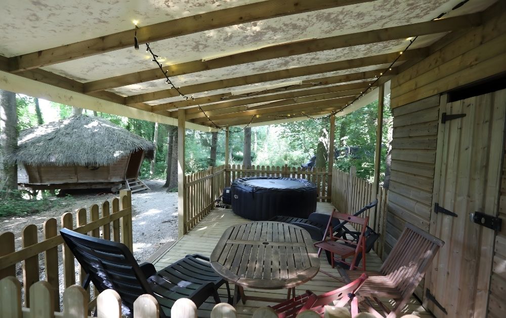 Camping-insolitre-avec-piscine-en-Baie-de-Somme-Camping-Residentiel-avec-piscine-en-Baie-de-Somme-Camping-Clos-Cacheleux-cabane-retour-orient-2 Cabane romantique retour d’Orient