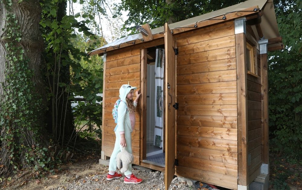 Camping-insolitre-avec-piscine-en-Baie-de-Somme-Camping-Residentiel-avec-piscine-en-Baie-de-Somme-Camping-Clos-Cacheleux-cabane-alexandrine-1 Cabane romantique Alexandrine