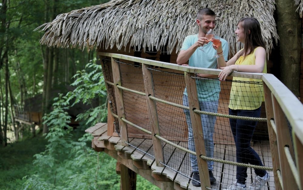 Camping-insolitre-avec-piscine-en-Baie-de-Somme-Camping-Residentiel-avec-piscine-en-Baie-de-Somme-Camping-Clos-Cacheleux-mousquetaire-2 Cabane familiale Les petits mousquetaires