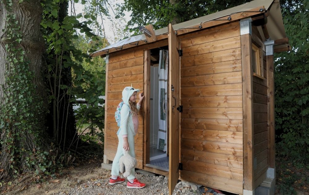 Camping-insolitre-avec-piscine-en-Baie-de-Somme-Camping-Residentiel-avec-piscine-en-Baie-de-Somme-Camping-Clos-Cacheleux-mousquetaire-3 Cabane familiale Les petits mousquetaires